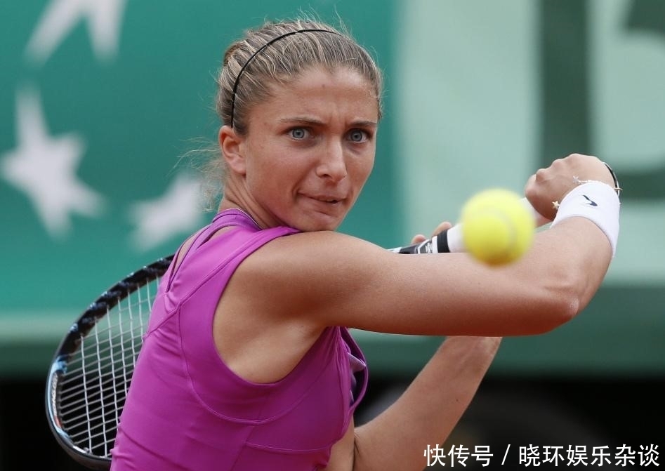 足球报：英博比赛日当天凌晨强降雪，工作人员清晨到球场清雪.